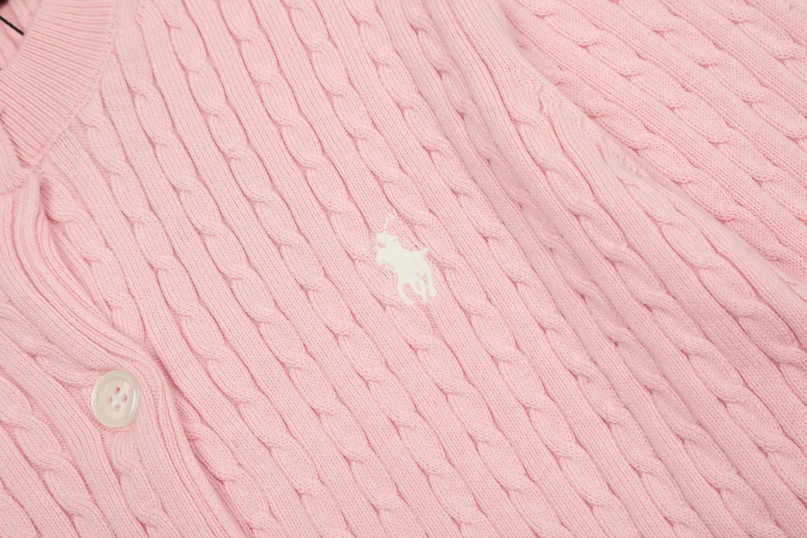 P210 Top quality" Style number: DS005# (not off the shelves all year round) [Ralph Lauren round neck solid color pony embroidery logo knitted cardigan long sleeves] ✅Ralph Lauren Ralph Lauren classic basic versatile twist knitted cardigan long sleeves ✅Main supplier platform live broadcast Wholesale entity Replenish when out of stock Not off the shelf ✅ZP quality 1:1 version Scan the code to enter the GF website Counter quality ✅Detailed quality is the only one in Guangzhou Imported quality cotton yarn, focusing on high-end, cost-effective, good quality, needless to say ✅Zhao Lusi's same style is really amazing, so sweet, so beautiful. This cardigan is really good-looking ✅The upper body is simple and easy to match. A must-have for goddess ootd. Good-looking clothes are never picky. A must-have in the goddess' wardrobe. Size: S-XL Color: Black, almond, gray, navy blue, pink, white, light blue, taro purple, rose red, white label, big red and blue label